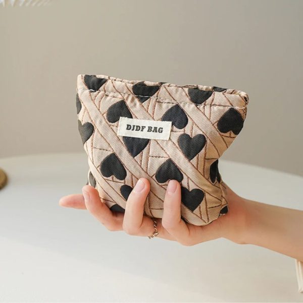 petite trousse de maquillage motifs cœurs
