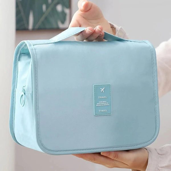 trousse de toilette bleue ciel à suspendre femme